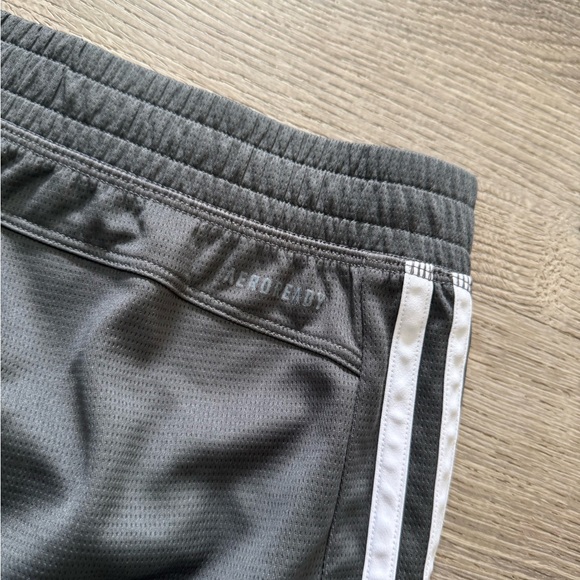•ADIDAS• SHORTS - Picture 5 of 6